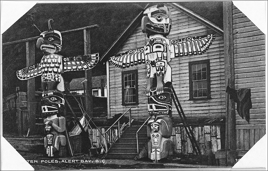 casa kwakiutl con pali totemici